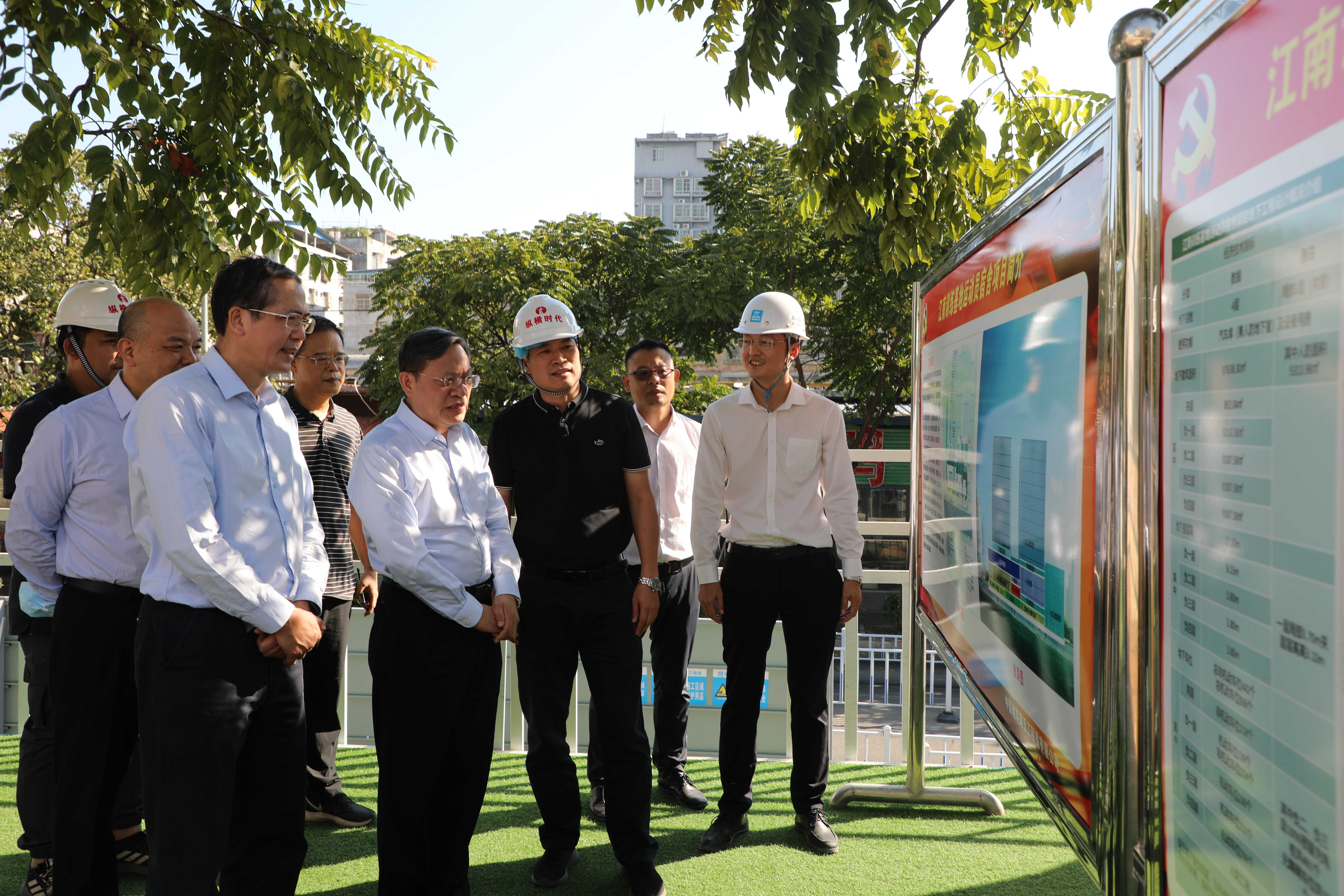 图为苏海棠(左二)一行实地了解项目建设情况.jpg